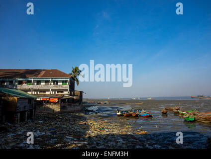 Der Hafen an der Mündung des Flusses Kaladan, Sittwe, Myanmar Stockfoto