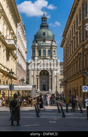 Blick durch Zrinyi Utca nach St.-Stephans Basilika, Pest, Budapest, Ungarn Stockfoto