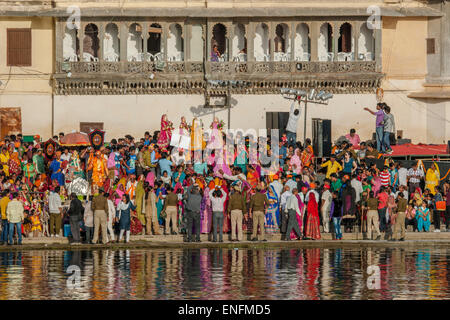 Mewar-Festival, ein Festival Frauen zur Feier des Lords Shiva und seine Frau Parvati am Gangaur Ghat am Ufer des Pichola-See Stockfoto