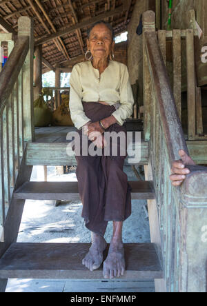 Alte Frau mit riesigen Ohrringe, Mrauk U, Myanmar Stockfoto