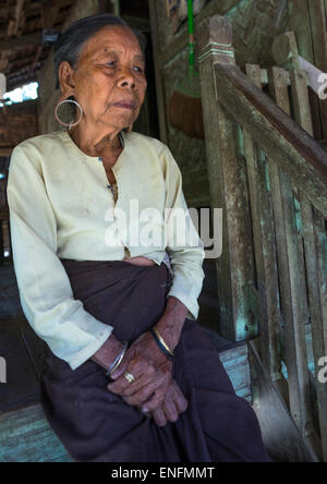 Alte Frau mit riesigen Ohrringe, Mrauk U, Myanmar Stockfoto