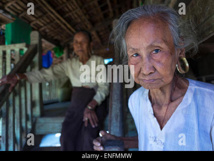 Alte Frauen mit riesigen Ohrringe, Mrauk U, Myanmar Stockfoto