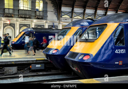 Britische high-Speed-Züge aufgereiht am Bahnhof Paddington, London, UK. HST High Speed Schienenverkehr Stockfoto