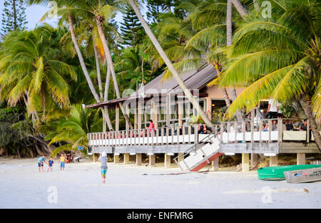 Rustikale Strandrestaurant, umgeben von Palmen, auf einer wunderschönen tropischen Insel. Ile des Pins, Neukaledonien, Südpazifik. Stockfoto