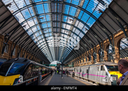 Warten auf Abfahrt in London Kings Cross Bahnhof Züge Stockfoto