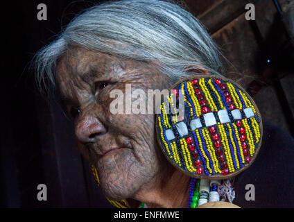 Yun-Eian aus Magan Stamm mit Gesichts-Tattoo, Mindat, Myanmar Stockfoto