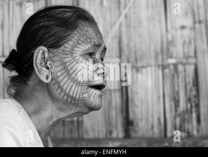 Stammes-Kinn Frau mit Spinnennetz Tattoo auf dem Gesicht, Mrauk U, Myanmar Stockfoto