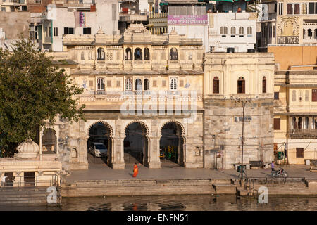 Tor die Gangaur Ghat am Pichola-See mit Altstadt, Udaipur, Rajasthan, Indien Stockfoto