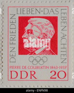 Pierre de Coubertin, französischer Schriftsteller und Gründer der modernen Olympischen Spiele, Porträt auf einer DDR-Briefmarke von 1962 Stockfoto