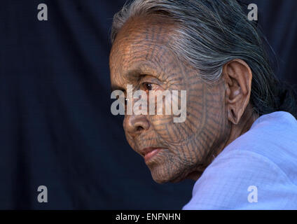 Stammes-Kinn Frau mit Spinnennetz Tattoo auf dem Gesicht, Mrauk U, Myanmar Stockfoto