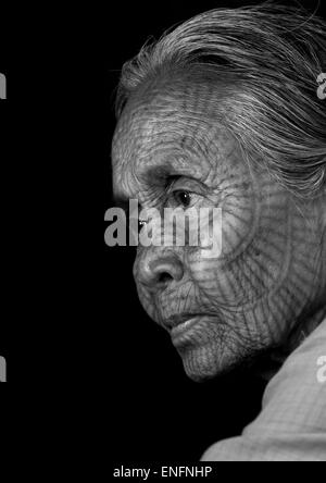 Stammes-Kinn Frau mit Spinnennetz Tattoo auf dem Gesicht, Mrauk U, Myanmar Stockfoto