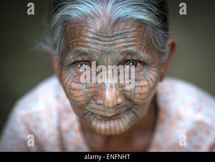 Stammes-Kinn Frau mit Spinnennetz Tattoo auf dem Gesicht, Mrauk U, Myanmar Stockfoto