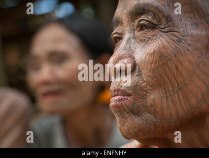 Stammes-Chin-Frauen mit Spinnennetz Tattoo auf den Gesichtern, Mrauk U, Myanmar Stockfoto