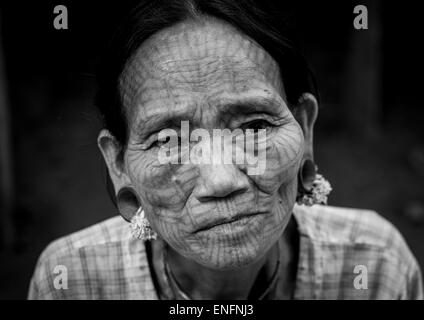 Stammes-Kinn Frau mit Spinnennetz Tattoo auf dem Gesicht, Mrauk U, Myanmar Stockfoto