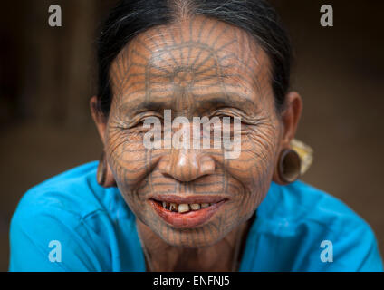 Stammes-Kinn Frau mit Spinnennetz Tattoo auf dem Gesicht, Mrauk U, Myanmar Stockfoto