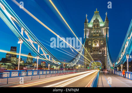 Tower Bridge in London in der Nacht mit sich bewegenden roten Doppeldecker-Bus leichte Spuren zu hinterlassen Stockfoto