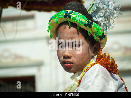 Kind während einer Novitiation-Parade, Bagan, Myanmar Stockfoto