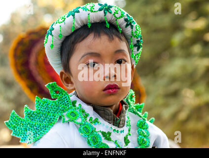 Kind während einer Novitiation-Parade, Bagan, Myanmar Stockfoto