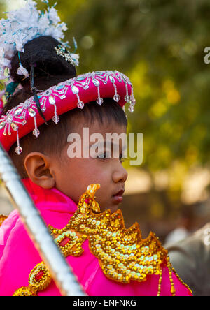 Kind während einer Novitiation-Parade, Bagan, Myanmar Stockfoto