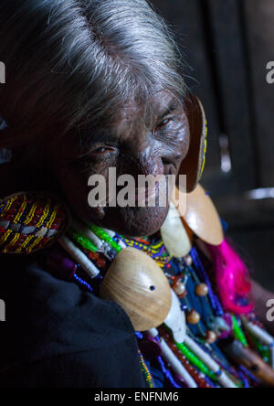 Yun-Eian aus Magan Stamm mit Gesichts-Tattoo, Mindat, Myanmar Stockfoto