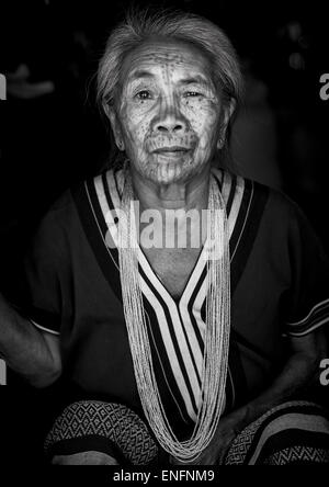 Stammes-Kinn Frau aus Muun Stamm mit Tattoo auf dem Gesicht, Mindat, Myanmar Stockfoto