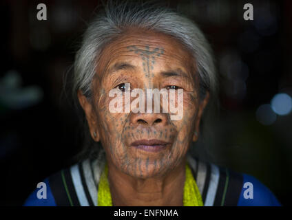 Stammes-Kinn Frau aus Muun Stamm mit Tattoo auf dem Gesicht, Mindat, Myanmar Stockfoto