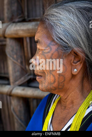 Stammes-Kinn Frau aus Muun Stamm mit Tattoo auf dem Gesicht, Mindat, Myanmar Stockfoto