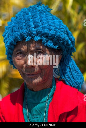 Stammes-Kinn Frau aus Muun Stamm mit Tattoo auf dem Gesicht, Mindat, Myanmar Stockfoto