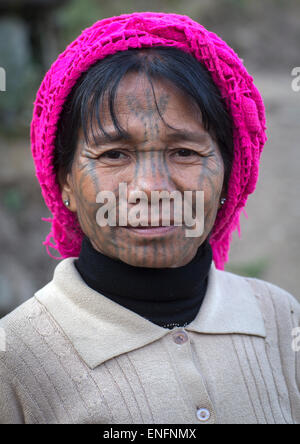 Stammes-Kinn Frau aus Muun Stamm mit Tattoo auf dem Gesicht, Mindat, Myanmar Stockfoto