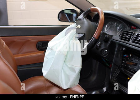 Airbag nach, die im Auto bereitgestellt wurde, nach einem Crash-Test, Bergisch Gladbach, Nordrhein-Westfalen, Deutschland Stockfoto