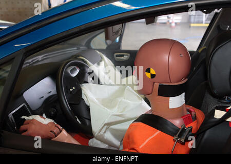 Crashtest-Dummy im Auto, Crash test, Bensberg, Bergisch Gladbach, Nordrhein-Westfalen, Deutschland Stockfoto