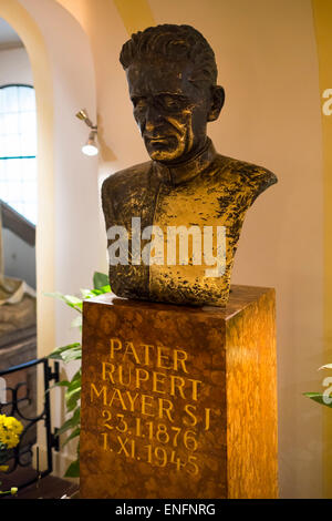 Denkmal für Vater Rupert Mayer in der Unterkirche der Bürgersaalkirche Kirche, Altstadt, München, Oberbayern Stockfoto