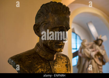 Denkmal für Vater Rupert Mayer in der Unterkirche der Bürgersaalkirche Kirche, Altstadt, München, Oberbayern Stockfoto