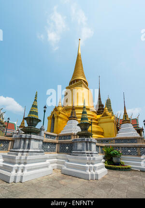 Phra Si Rattana Chedi, Wat Phra Kaeo Tempel, Königspalast, Prasart Phra Thepbidorn, königliches Pantheon, Bangkok, Zentral-Thailand Stockfoto