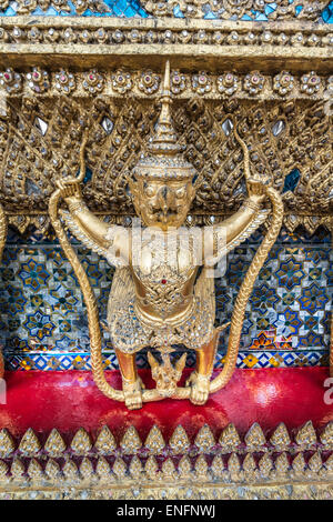 Vergoldete Garuda, vogelartigen Fabelwesen, Wat Phra Kaeo Tempel, Königspalast, Zentral-Thailand, Bangkok, Thailand Stockfoto