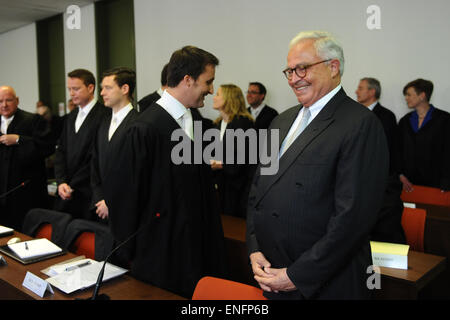 München, Deutschland. 5. Mai 2015. Ehemalige Deutsche Bank-Chef, Rolf Breuer (R), steht in den Gerichtssaal des Landgerichts in München, Deutschland, 5. Mai 2015. Breuer und drei anderen ehemaligen Managern sowie den aktuellen Co-CEO der Deutschen Bank, Fitschen, müssen stehen wegen versuchten Betrugs in der Kirch-Studie. Foto: ANDREAS GEBERT (Dpa/Alamy Live-Nachrichten Stockfoto