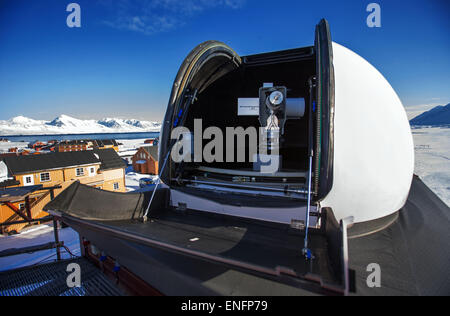 Ein Photometer in die Sterne Kuppel auf dem Dach des atmosphärischen Observatoriums der Forschungsbasis AWIPEV in Ny-Alesund auf Spitzbergen, Norwegen, 9. April 2015. Ständig besetzte polare Forschungsstationen der Deutschland (Koldewey-Station des Alfred-Wegener-Instituts), Norwegen, Frankreich und China arbeiten heute in der ehemaligen Bergbau-Siedlung Norwegens, in Svalbard-Archipel. Dazu gehören auch Forschungsstationen, die nur besetzt sind begrenzt aus Italien, England, Japan, sowie kleine Gebäude für Forscher aus Spanien und den Niederlanden. Die gemeinsam genutzte Infrastruktur von Kings Bay, einschließlich marine Rück Stockfoto