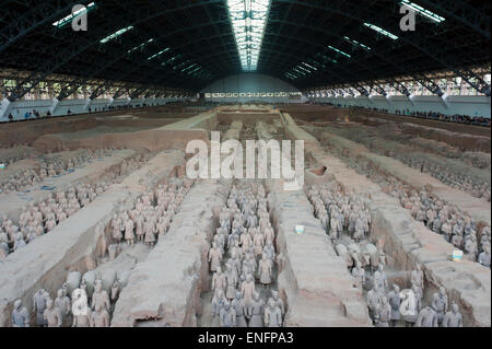 Große Halle, bedeckt erste Grube stehend Krieger Figuren, Kaiser Qin Shi Huang Mausoleum, Terrakotta-Armee, Xi ' an Stockfoto