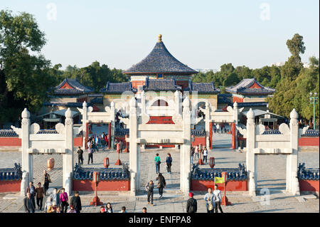 Besucher, Tempel der Gebete für gute Ernten, Eintritt in die Halle des Himmels, der Himmelstempel, Beijing, China Stockfoto