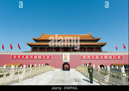 Polizist, Porträt von Mao Zedong, Tiananmen-Tor des himmlischen Friedens, dem Tiananmen-Platz, Peking, Volksrepublik China Stockfoto