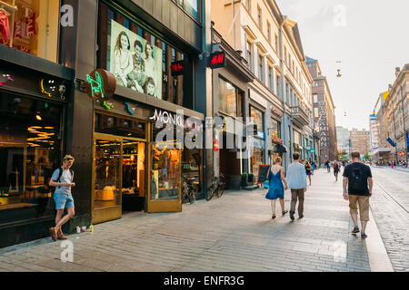 HELSINKI, Finnland - 27. Juli 2014: Ansicht der von Straße. Die Menschen gehen auf Straße an einem Sommerabend. Stockfoto