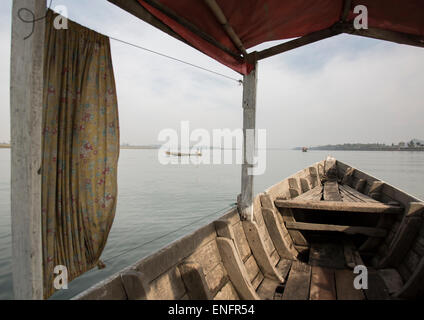 Boot auf Kaladan River, Mrauk U, Myanmar Stockfoto