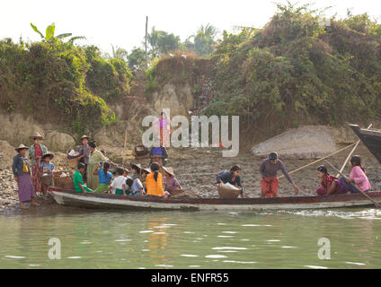 Frauen am Boot, Mrauk U, Myanmar Stockfoto