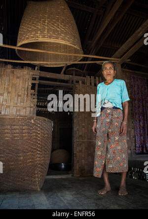 Stammes-Kinn Frau mit Spinnennetz Tattoo auf dem Gesicht, Mrauk U, Myanmar Stockfoto