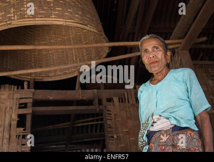 Stammes-Kinn Frau mit Spinnennetz Tattoo auf dem Gesicht, Mrauk U, Myanmar Stockfoto