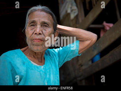 Stammes-Kinn Frau mit Spinnennetz Tattoo auf dem Gesicht, Mrauk U, Myanmar Stockfoto