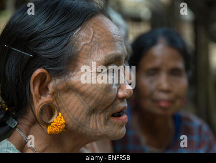 Stammes-Chin-Frauen mit Spinnennetz Tattoo auf den Gesichtern, Mrauk U, Myanmar Stockfoto