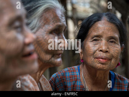 Stammes-Chin-Frauen mit Spinnennetz Tattoo auf den Gesichtern, Mrauk U, Myanmar Stockfoto