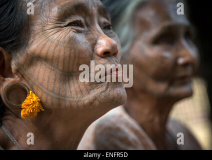 Stammes-Chin-Frauen mit Spinnennetz Tattoo auf den Gesichtern, Mrauk U, Myanmar Stockfoto