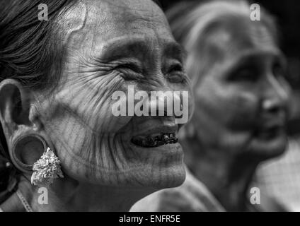 Stammes-Chin-Frauen mit Spinnennetz Tattoo auf den Gesichtern, Mrauk U, Myanmar Stockfoto